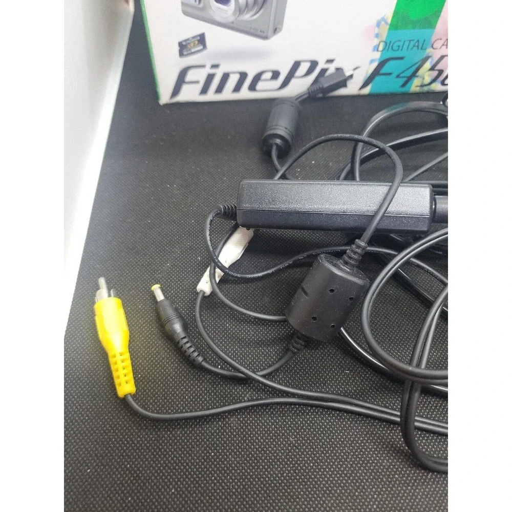 FUJIFILM Finepix F450 5.2MP Digital Camera FOR PARTS BAD SCREEN. camera turns on
